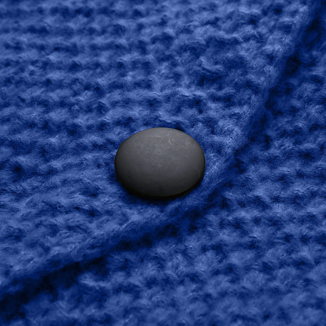 Blauwe gebreide stof met zwarte knoop, close-up. Hoogwaardige textuur, modieuze kledingaccessoire, perfect voor wintermode en breiprojecten.