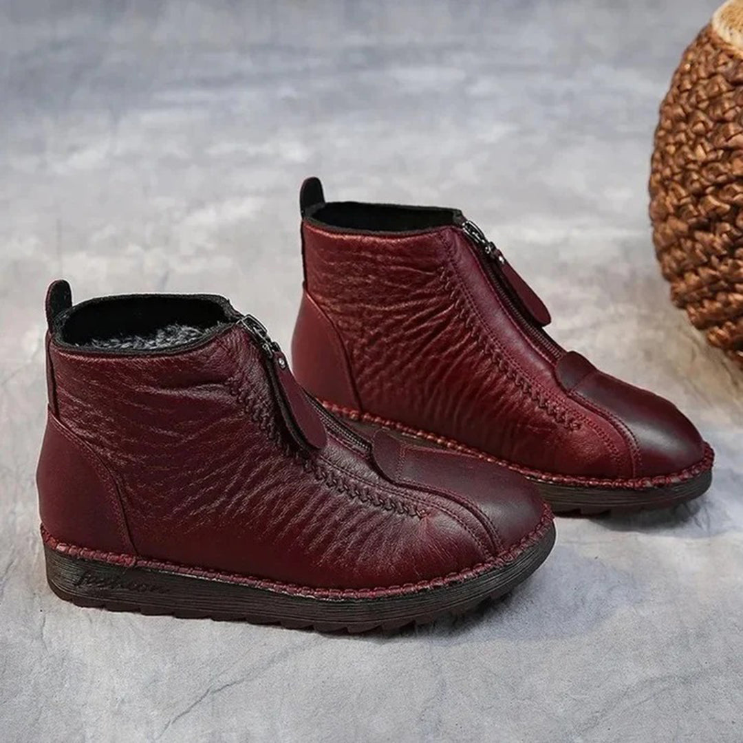 Donkerrode leren enkellaarsjes met ritssluiting, comfortabele zool en stijlvolle stiksels. Perfect voor herfstmode en casual outfits.