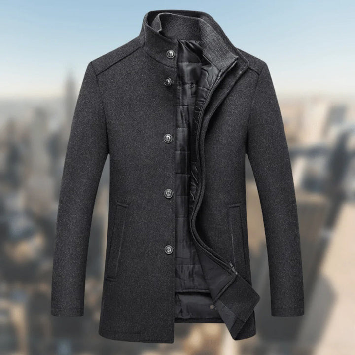 Donkergrijze herenjas, wolmix, met opstaande kraag en knoopsluiting. Stijlvolle winterjas voor heren, ideaal voor formele en casual gelegenheden.