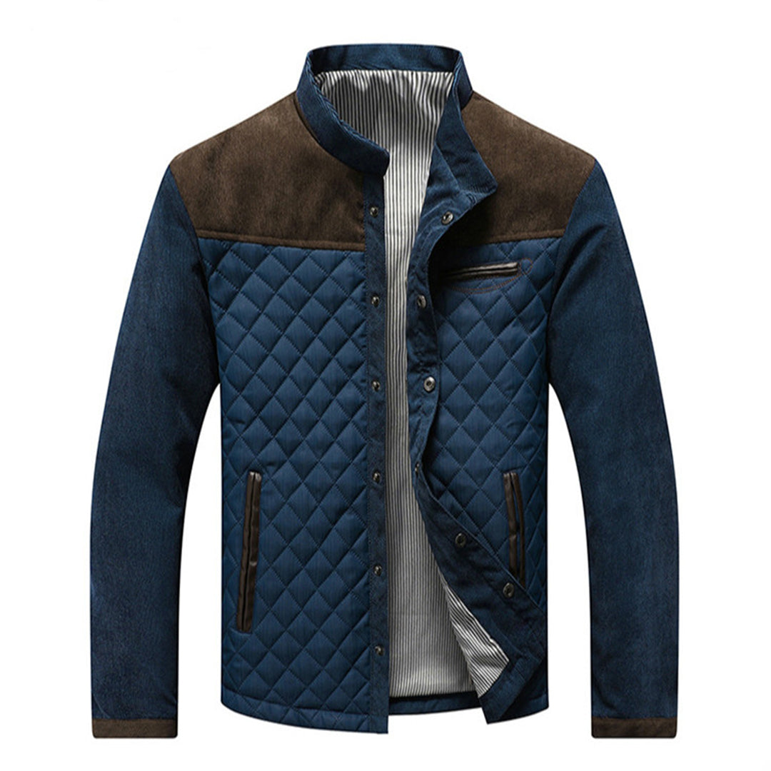 Blauwe gewatteerde herenjas met bruine schouderaccenten, ritssluiting en opstaande kraag. Stijlvolle winterjas voor heren.