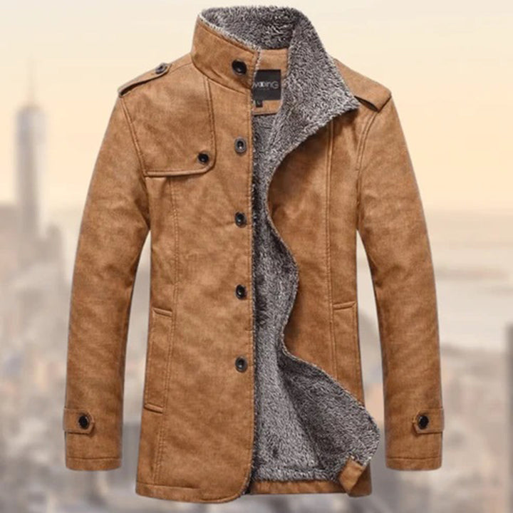 Bruine herenjas met knopen, opstaande kraag en warme voering. Perfect voor herfst en winter. Stijlvolle en comfortabele buitenkleding.