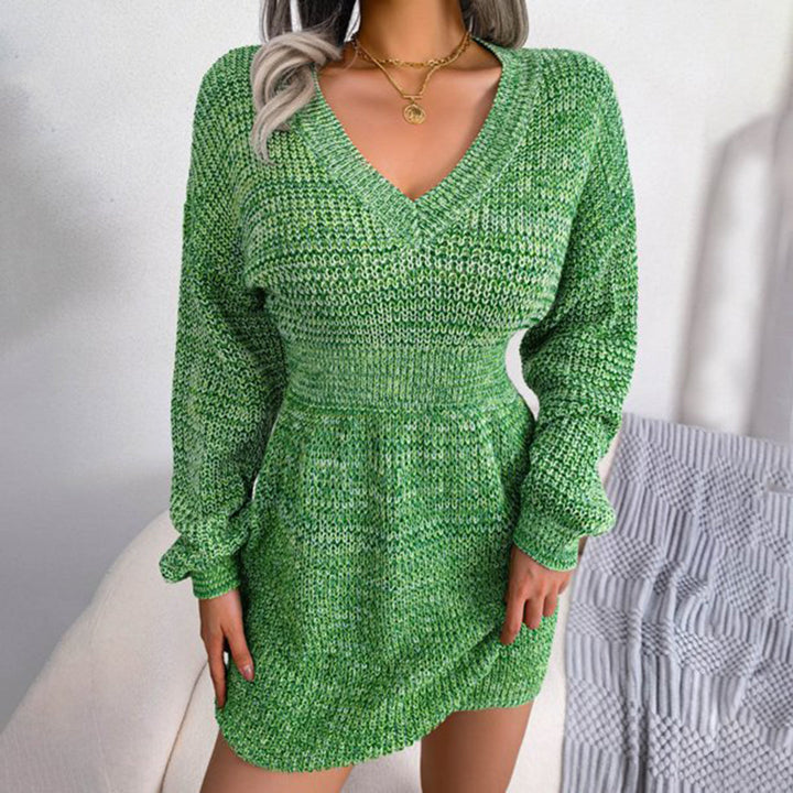Groene gebreide damesjurk met V-hals en lange mouwen, perfect voor casual en stijlvolle outfits. Comfortabel en trendy voor elk seizoen.