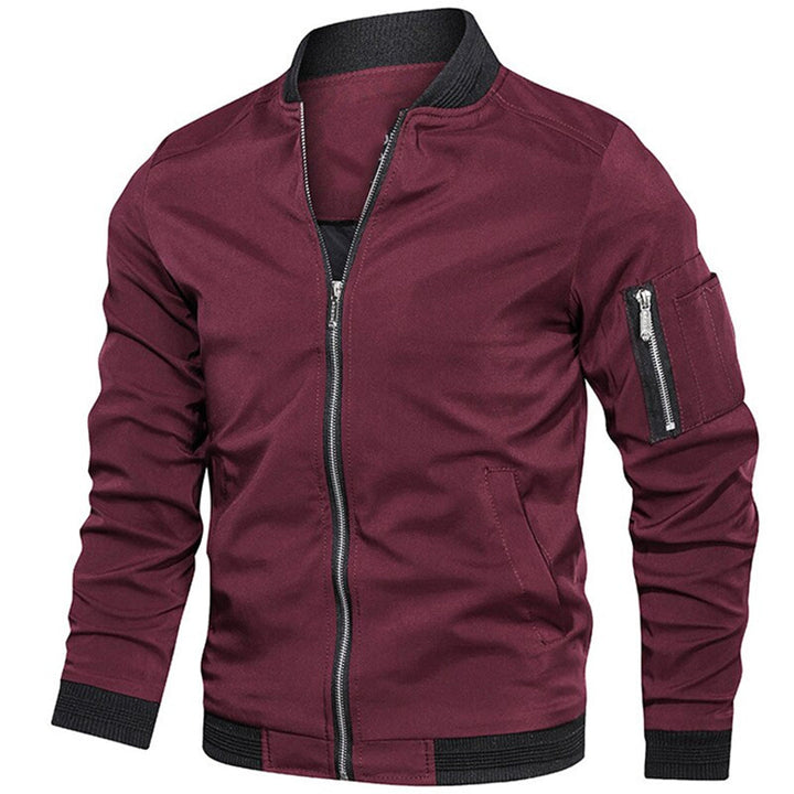 Bordeauxrode bomberjack voor heren met ritssluiting, zak op de mouw en geribbelde boorden. Stijlvolle herenjassen, casual mode, trendy bovenkleding.