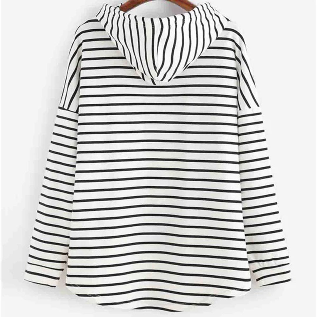 Wit-zwart gestreepte hoodie voor dames, casual stijl, lange mouwen, katoenen stof, comfortabele pasvorm, modieuze kleding, achteraanzicht.