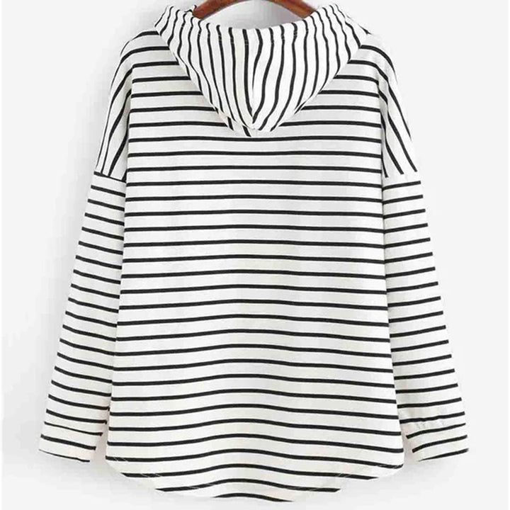 Wit-zwart gestreepte hoodie voor dames, casual stijl, lange mouwen, katoenen stof, comfortabele pasvorm, modieuze kleding, achteraanzicht.