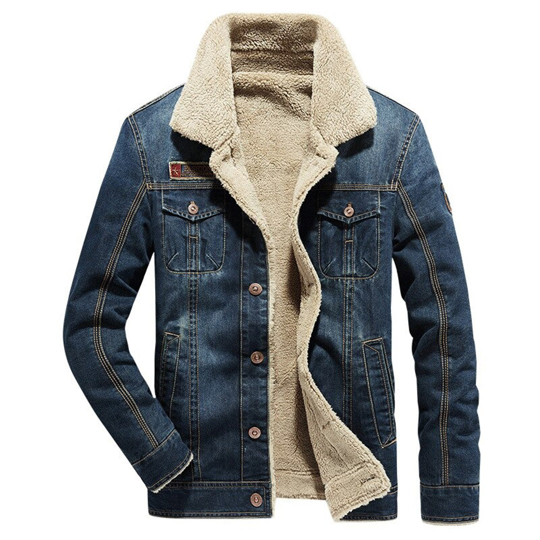 Blauwe denim jas met beige fleece voering, knoopsluiting en borstzakken. Winterjas heren, warme spijkerjas, modieuze casual stijl.