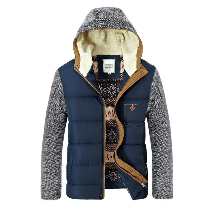 Blauwe gewatteerde herenjas met capuchon, grijze mouwen en etnisch patroon. Winterjas, warme voering, casual stijl, modieuze herenkleding.