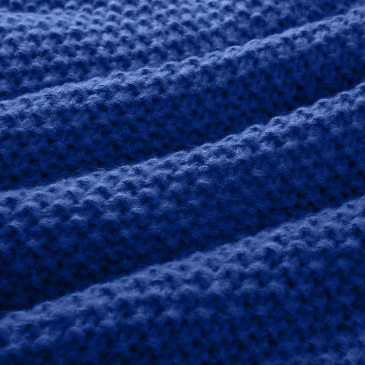 Blauwe gebreide stof close-up, textuur met golvende patronen. Perfect voor mode, interieur en ambachtelijke projecten. Hoogwaardige breisel.