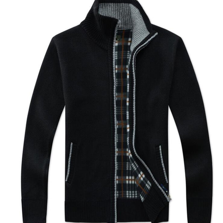 Zwarte heren cardigan met geruite voering, ritssluiting en opstaande kraag. Stijlvolle en warme trui voor casual en formele gelegenheden.