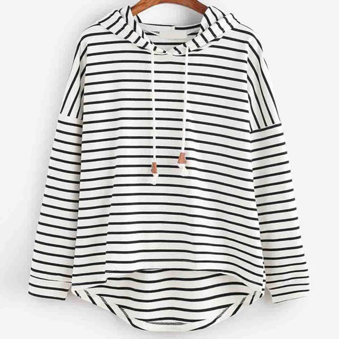 Wit-zwart gestreepte hoodie met capuchon en trekkoorden, casual dameskleding, lange mouwen, comfortabele pasvorm, modieuze streetwear.
