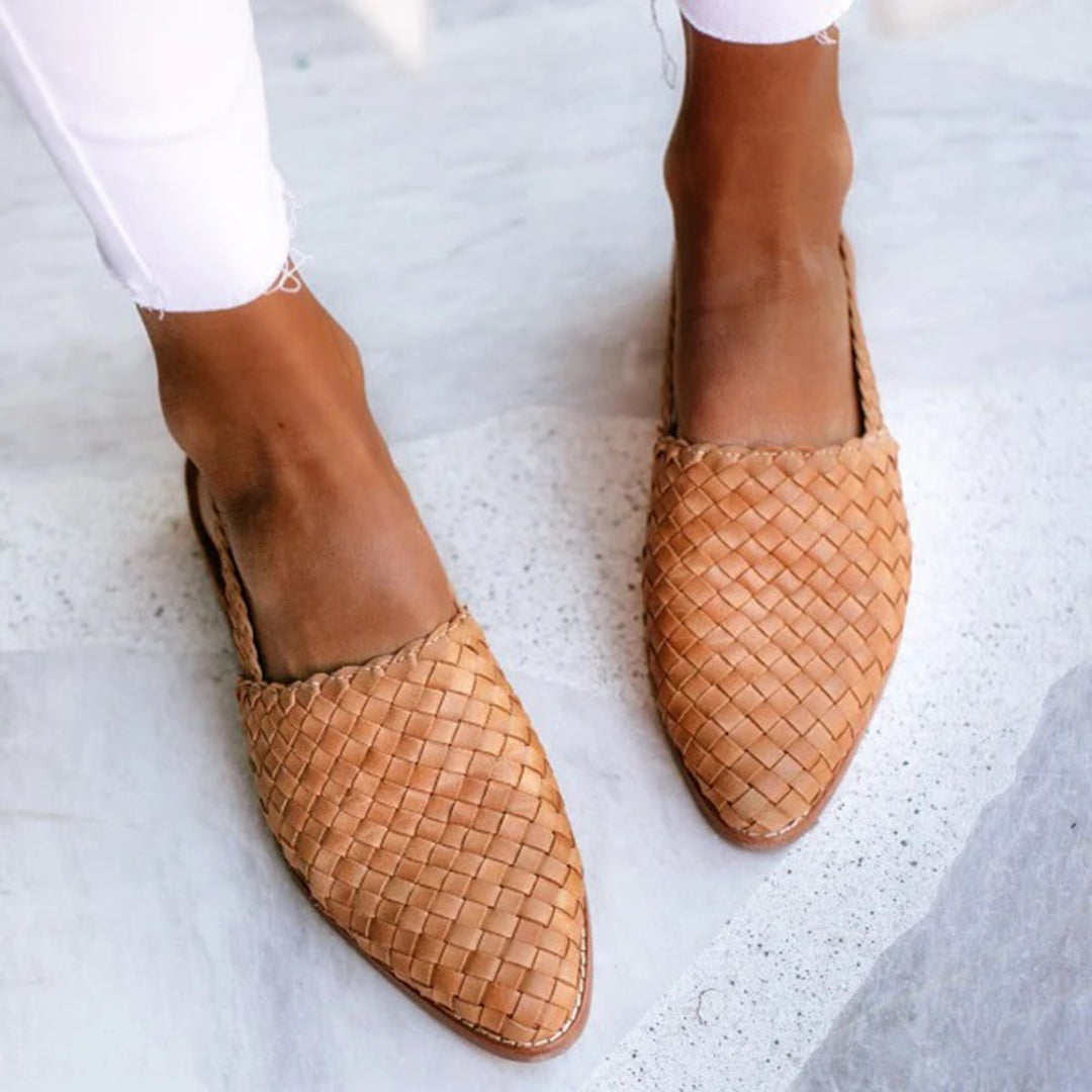 Gevlochten leren dames loafers, bruine platte schoenen, casual zomerstijl, comfortabele slip-ons, perfect voor dagelijks gebruik en modebewuste outfits.