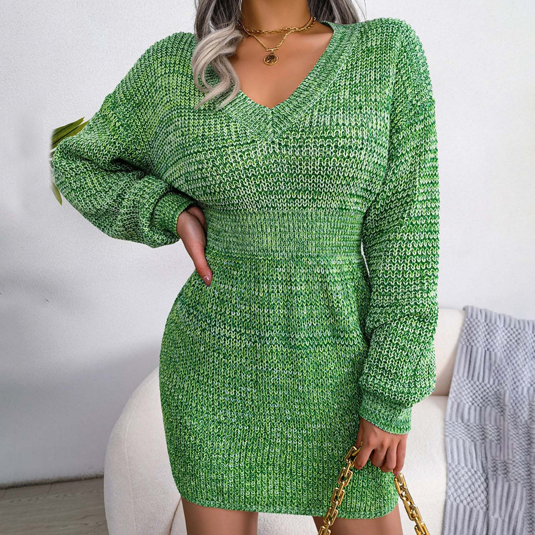 Groene gebreide damesjurk met V-hals, lange mouwen en getailleerd ontwerp. Perfect voor casual en stijlvolle winteroutfits.