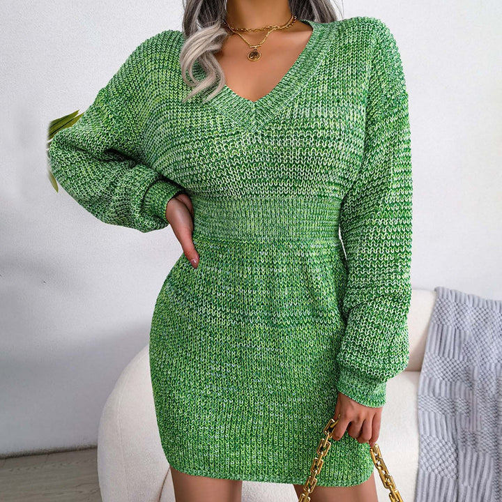 Groene gebreide damesjurk met V-hals, lange mouwen en getailleerd ontwerp. Perfect voor casual en stijlvolle winteroutfits.
