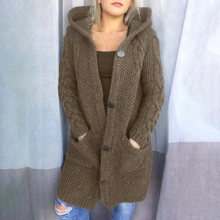 Grijze gebreide damesvest met capuchon, knopen en zakken, ideaal voor herfst en winter. Comfortabele en stijlvolle damesmode.