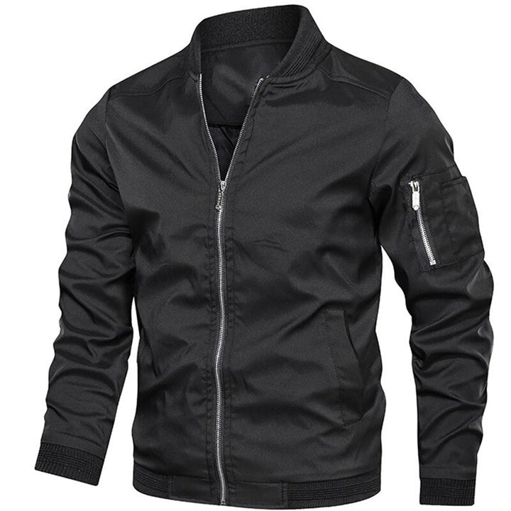 Zwarte bomberjack met ritssluiting, zak op de mouw, en geribbelde boorden. Stijlvolle herenjas, ideaal voor casual en streetwear looks.