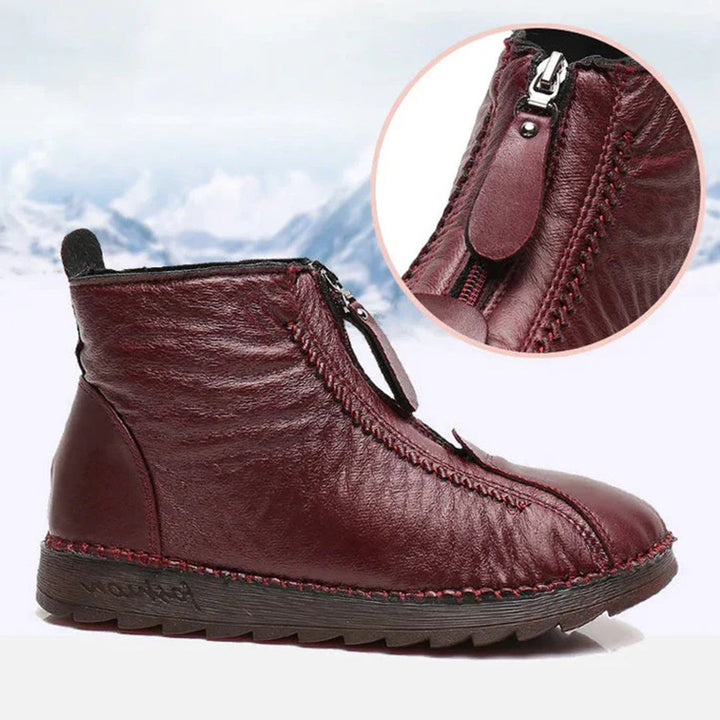 Bordeauxrode leren enkellaars met ritssluiting, comfortabele zool en stikseldetails, perfect voor wintermode en dagelijks gebruik.