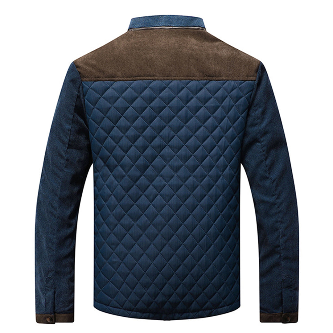 Blauwe gewatteerde herenjas met bruine schouderstukken, lange mouwen en knoopsluiting. Stijlvolle winterjas voor heren, modieuze buitenkleding.