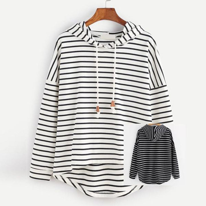 Gestreepte zwart-witte hoodie met capuchon, lange mouwen en trekkoord, unisex design, casual mode, comfortabele katoenen stof.