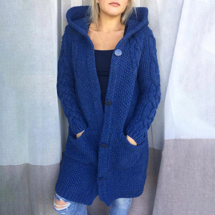 Blauwe gebreide damesvest met capuchon, lange mouwen en knoopsluiting. Perfect voor herfst- en wintermode. Comfortabel en stijlvol ontwerp.
