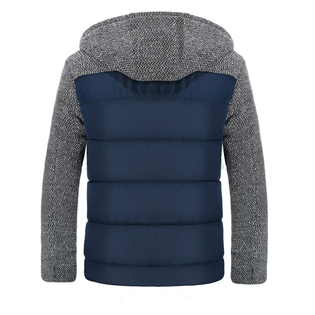 Grijze en blauwe gewatteerde jas met capuchon, rugaanzicht. Winterjas voor heren, modieus en warm, ideaal voor koude seizoenen.