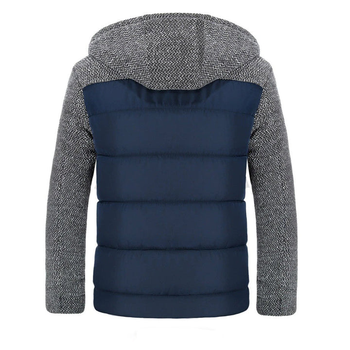 Grijze en blauwe gewatteerde jas met capuchon, rugaanzicht. Winterjas voor heren, modieus en warm, ideaal voor koude seizoenen.