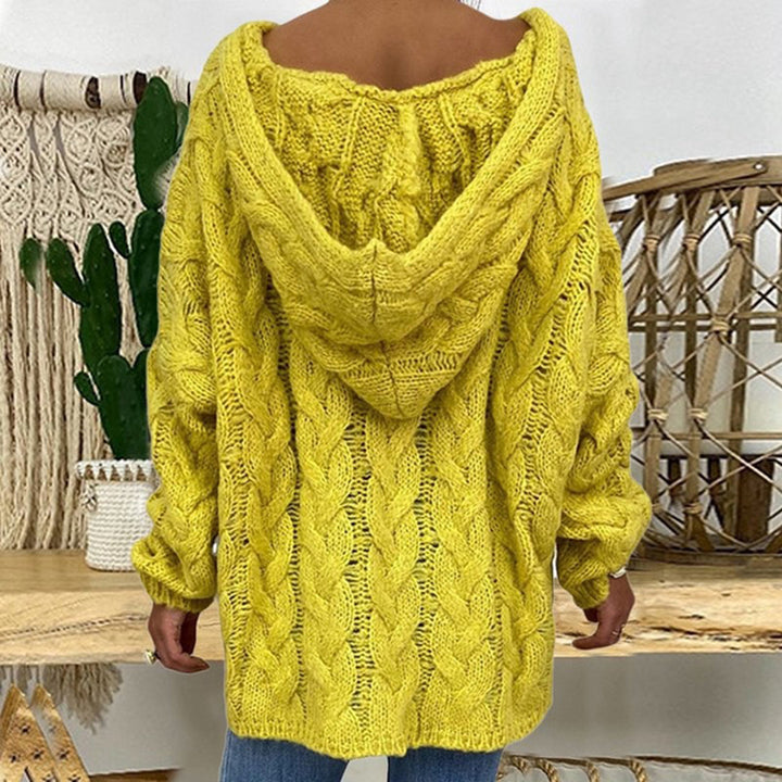 Gele gebreide damestrui met capuchon, kabelpatroon, casual stijl. Perfect voor herfst- en wintermode. Comfortabele en warme kleding.