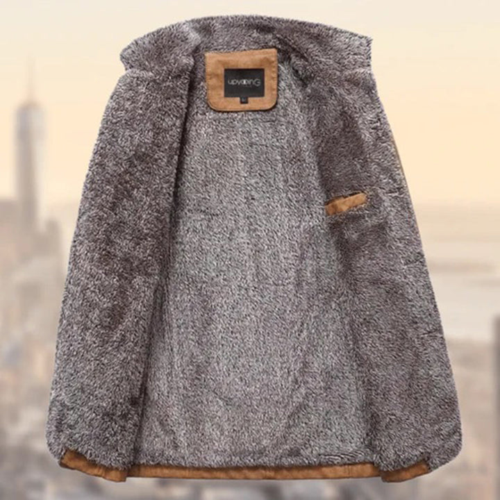 Grijze faux fur jas met bruine voering, opengeklapt, tegen een stadsachtergrond. Luxe wintermode, warme damesjas, stijlvol en comfortabel.
