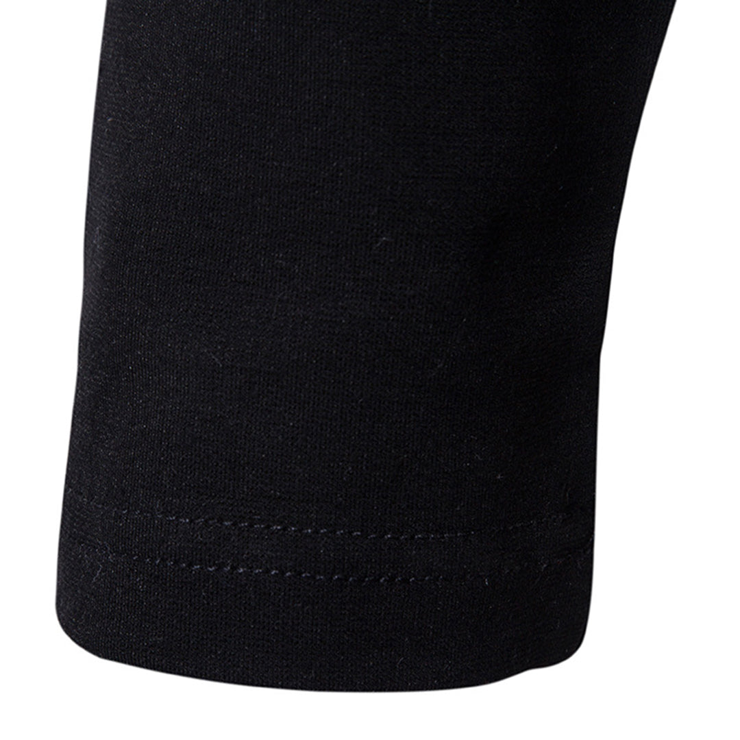 Zwarte katoenen mouw van een T-shirt, close-up. Hoogwaardige stof, naadloze afwerking. Perfect voor casual en sportieve outfits.