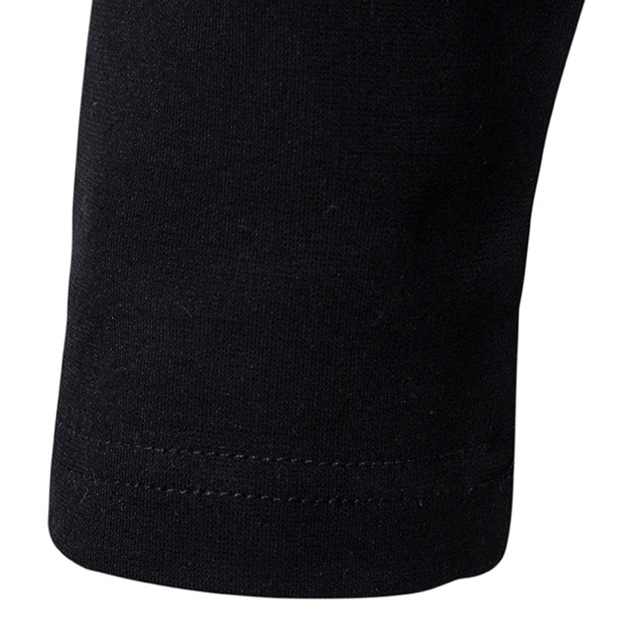 Zwarte katoenen mouw van een T-shirt, close-up. Hoogwaardige stof, naadloze afwerking. Perfect voor casual en sportieve outfits.