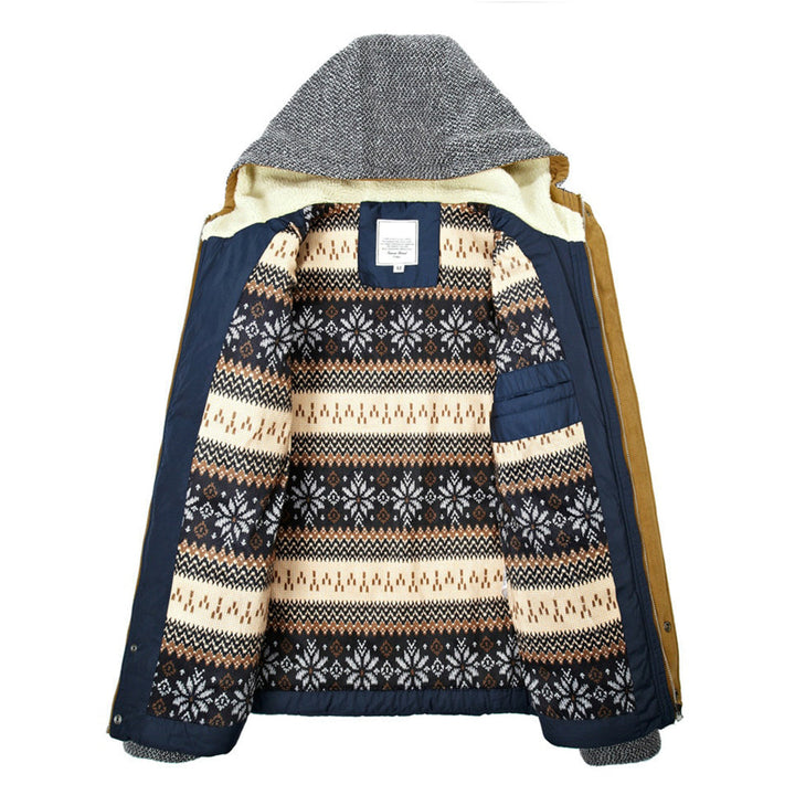 Open bruine winterjas met capuchon, gevoerd met Noors patroon. Warme herenjas, ideaal voor koude seizoenen. Stijlvolle en comfortabele buitenkleding.