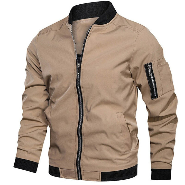 Beige bomberjack voor heren met zwarte ritsen en zakken, casual en stijlvol, perfect voor lente en herfst. Comfortabele pasvorm, modieuze uitstraling.
