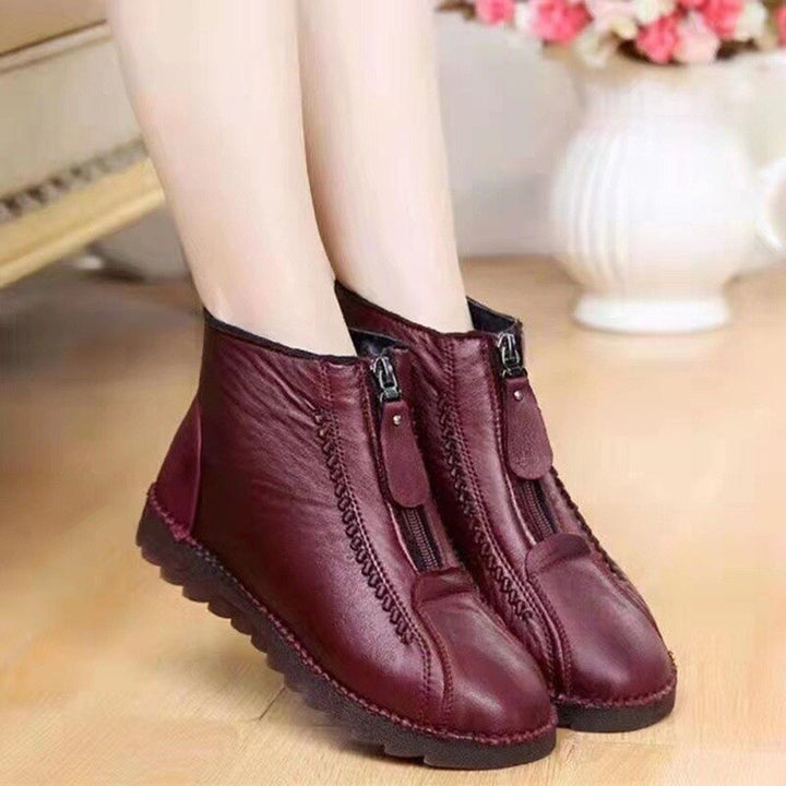 Bordeauxrode leren enkellaarsjes met ritssluiting, comfortabele platte zool, damesmode, herfst- en winterstijl, trendy schoenen.