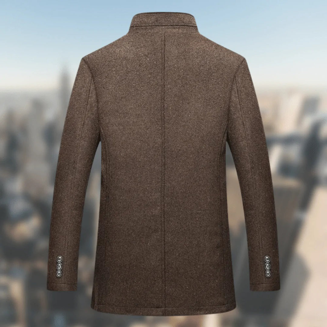Bruine wollen herenjas, achteraanzicht, met knopen op de mouwen. Stijlvolle winterjas voor heren, geschikt voor formele en casual gelegenheden.