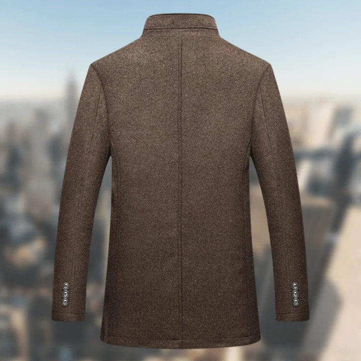 Bruine wollen herenjas, achteraanzicht, met knopen op de mouwen. Stijlvolle winterjas voor heren, geschikt voor formele en casual gelegenheden.