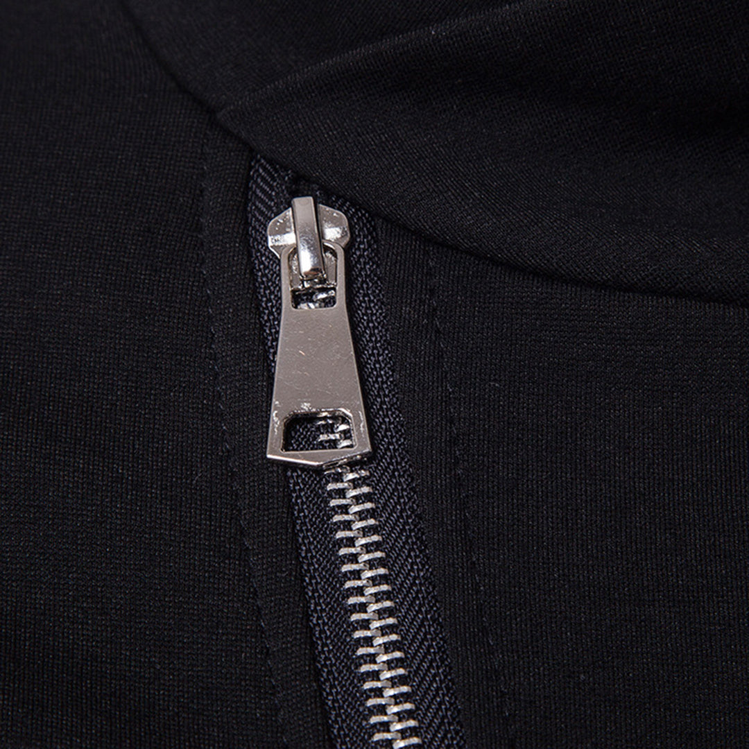 Zilveren metalen ritssluiting op zwarte stof, close-up. Hoogwaardige rits voor kleding, modeaccessoire, textiel. Geschikt voor jassen en tassen.