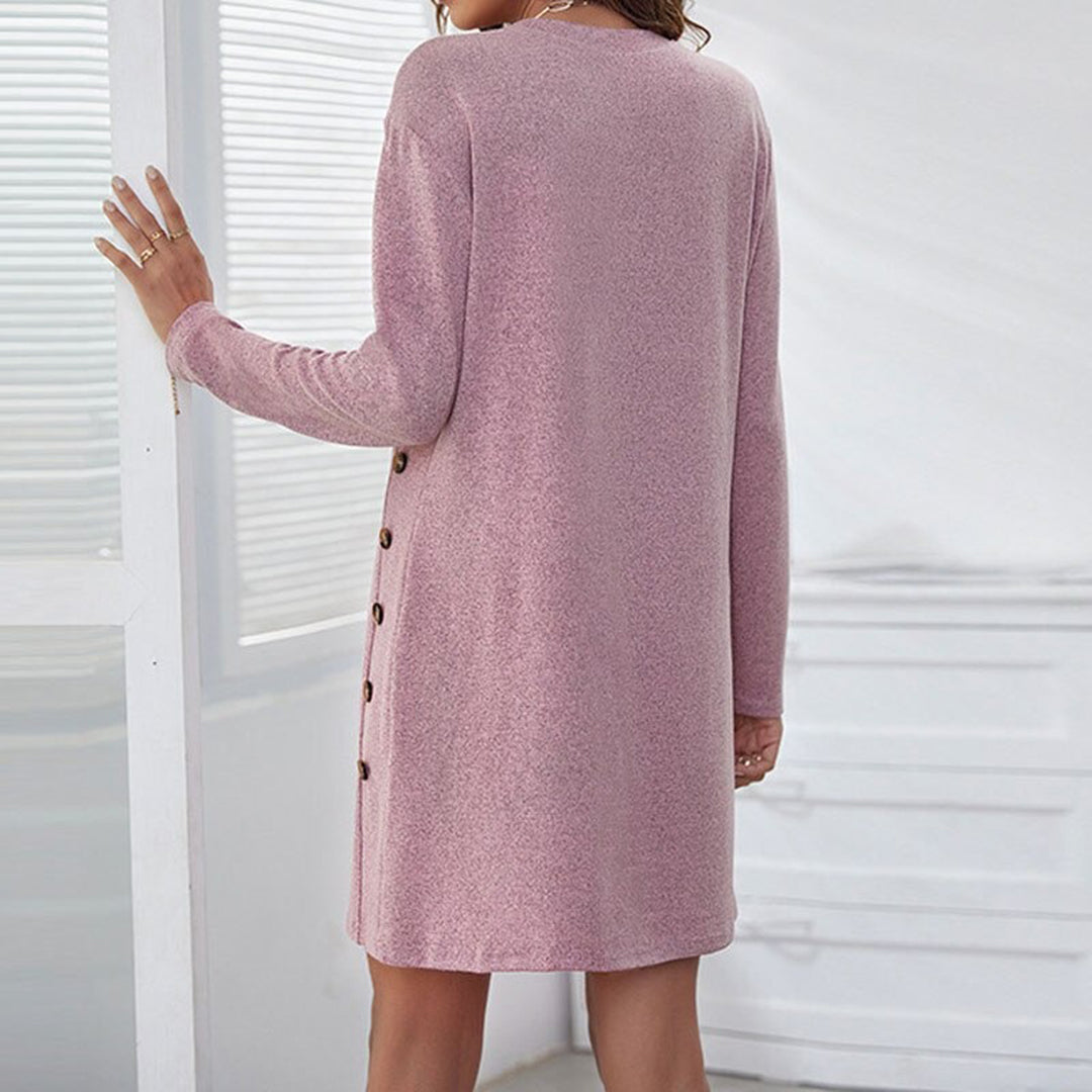 Roze damesjurk met lange mouwen en knoopsluiting aan de zijkant, comfortabele casual stijl, perfect voor herfst- en wintermode.