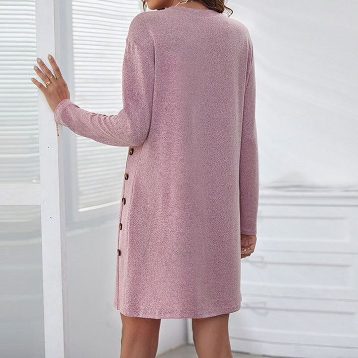 Roze damesjurk met lange mouwen en knoopsluiting aan de zijkant, comfortabele casual stijl, perfect voor herfst- en wintermode.