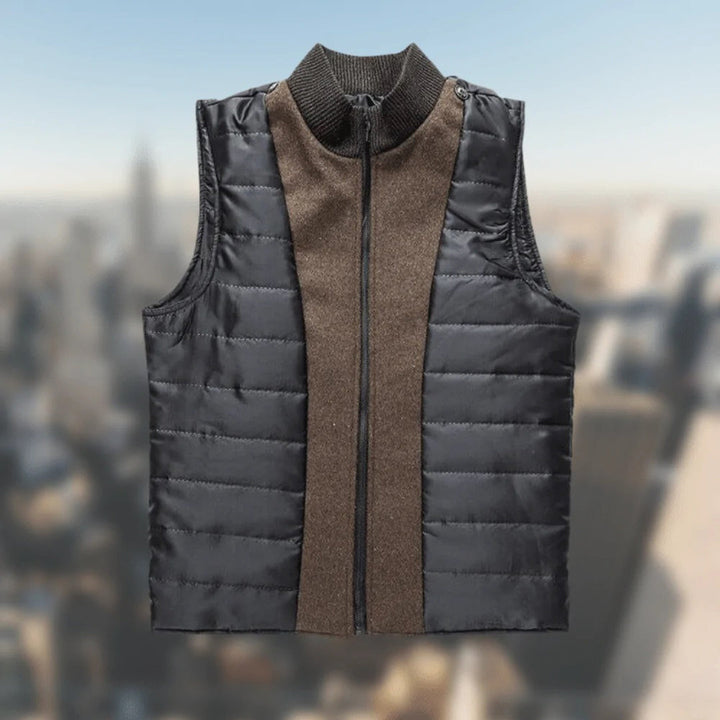 Zwarte en bruine gewatteerde bodywarmer met ritssluiting, geschikt voor herenmode. Stijlvolle en warme gilet voor herfst- en winterseizoenen.