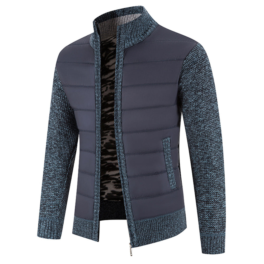 Grijze gewatteerde jas met blauwe gebreide mouwen en kraag, camouflage voering, herenmode, winterjas, stijlvolle herenkleding.