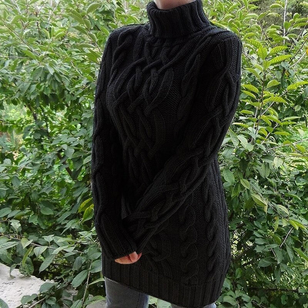 Zwarte kabeltrui met col, damesmode, gebreid ontwerp, herfst-winter kleding, comfortabele en warme trui, buiten gefotografeerd met groene achtergrond.