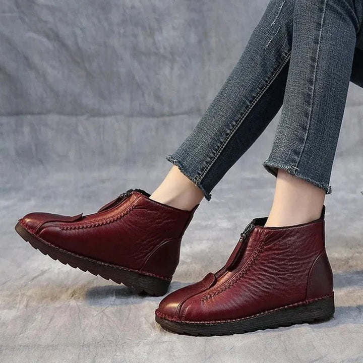 Rode leren enkellaarsjes met ritssluiting, comfortabele platte zool, casual damesmode, perfect voor dagelijks gebruik en herfstoutfits.