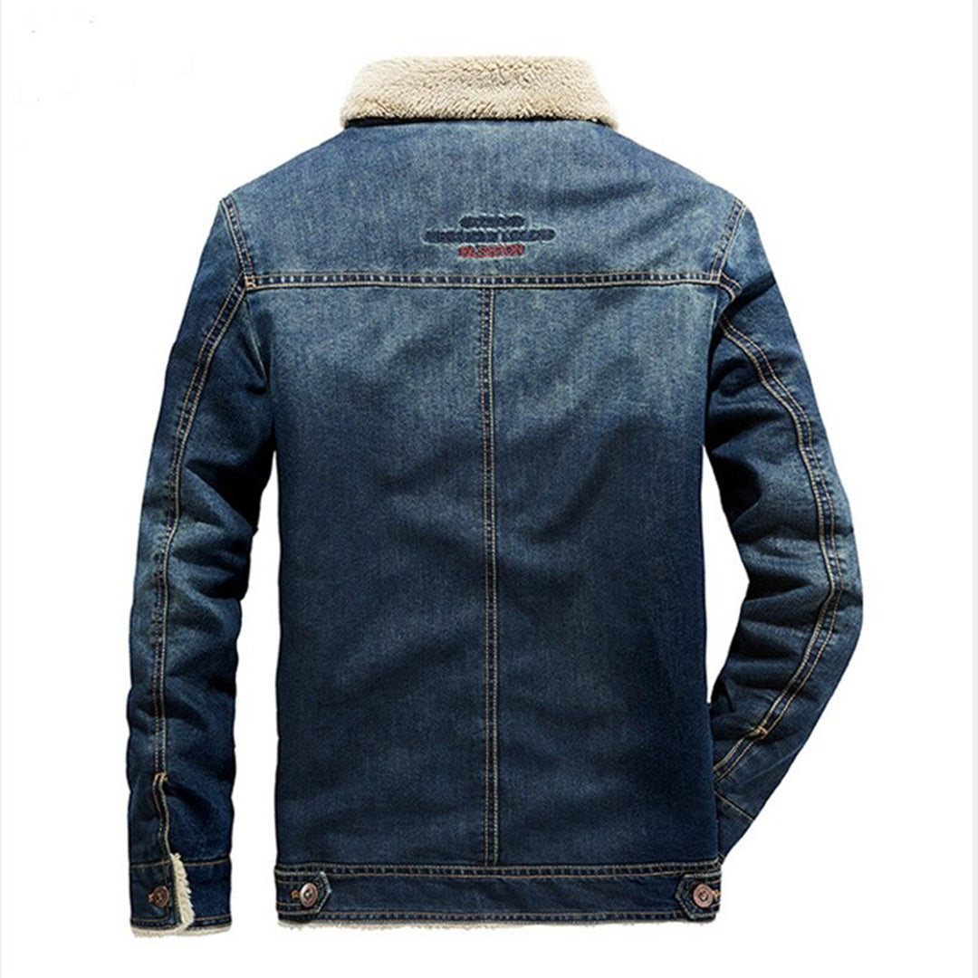 Blauwe denim jas met schapenvacht kraag, lange mouwen en knoopsluiting. Stijlvolle herenmode, winterjas, casual en comfortabel ontwerp.