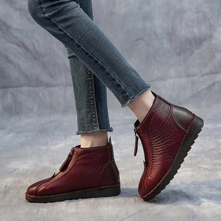 Rode leren enkellaarsjes met ritssluiting, casual damesmode, comfortabele platte zool, trendy herfst- en winterstijl, perfect voor dagelijks gebruik.