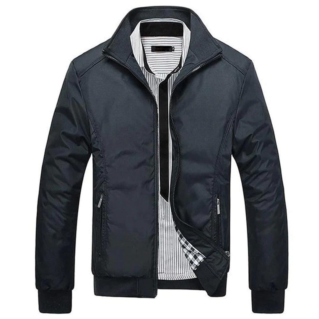 Zwarte herenjas met ritssluiting, opstaande kraag en gestreepte voering. Stijlvolle en warme jas voor herfst en winter. Geschikt voor casual en formele gelegenheden.