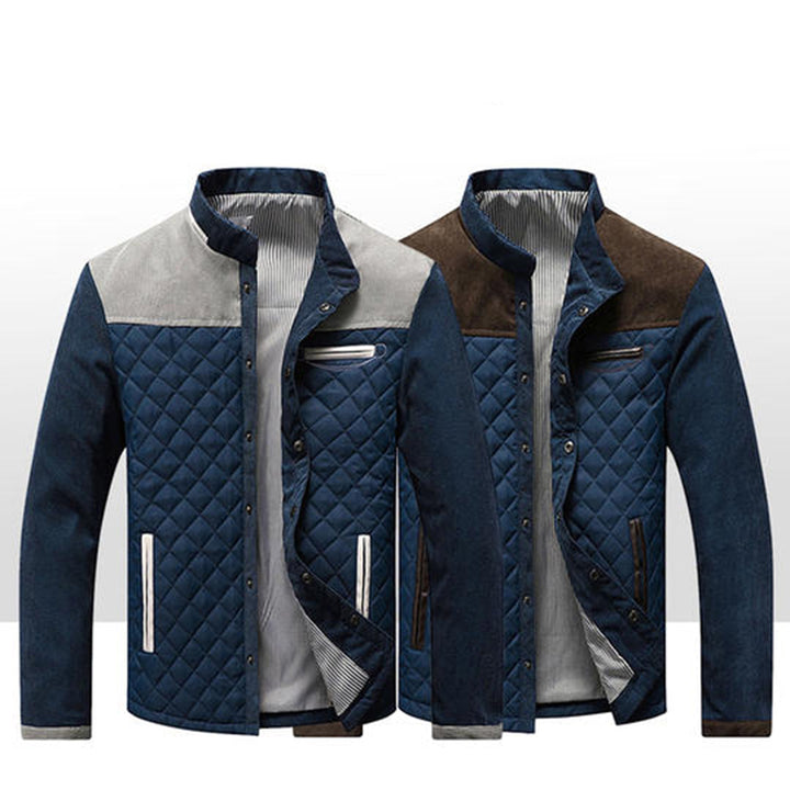 Twee stijlvolle gewatteerde herenjassen in blauw met grijze en bruine accenten, opstaande kraag, ritssluiting en zakken. Perfect voor herfstmode.