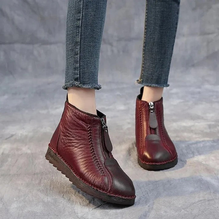 Rode leren enkellaarsjes met ritssluiting, casual damesmode, comfortabele platte zool, trendy herfst- en winterstijl, perfect voor dagelijks gebruik.