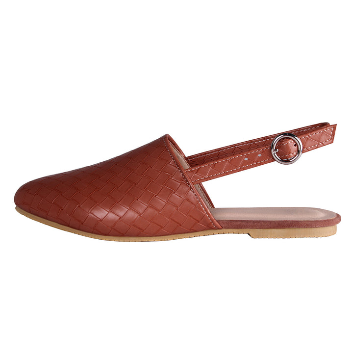 Bruine geweven leren muil met open hiel en verstelbare riem, stijlvolle damesmode, comfortabele platte zool, perfect voor casual zomeroutfits.
