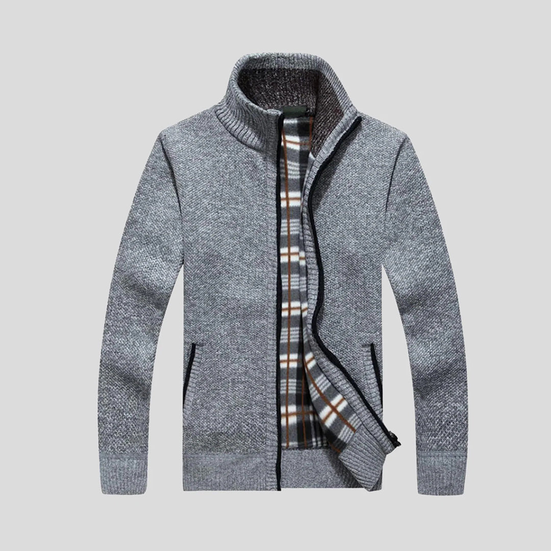 Grijze heren gebreide trui met rits, opstaande kraag en geruite voering. Stijlvolle winterkleding, warme en comfortabele pasvorm.