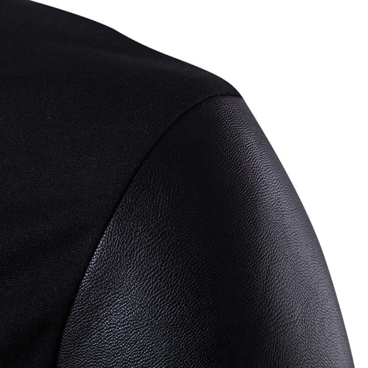 Zwarte leren jas schouderdetail, stijlvolle mode, hoogwaardige textuur, moderne herenkleding, trendy design, duurzame materialen.