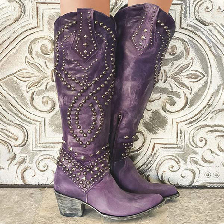 Paarse leren cowboylaarzen met studs, vintage stijl, damesmode, westerse laarzen, decoratieve patronen, trendy schoeisel, bohemian look.